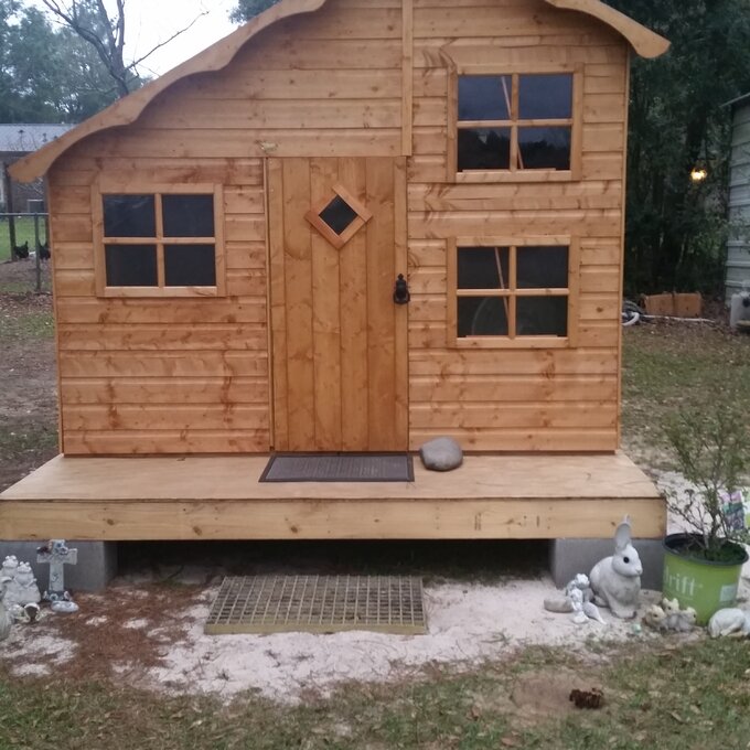 7.71′ X 6.75′ PLAYHOUSE